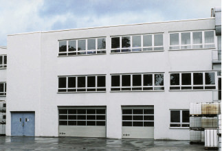 Firmengebäude „Alaska” 1992 - 1998 tritt Tilo Schumacher die Nachfolge von Dieter Schumacher als Geschäftsführer an